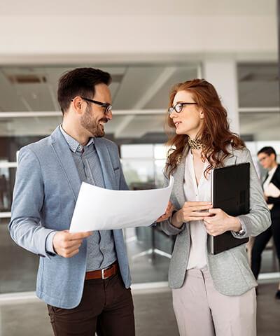 Vantagens para empresas - Homem e mulher de negócios numa reunião no escritório