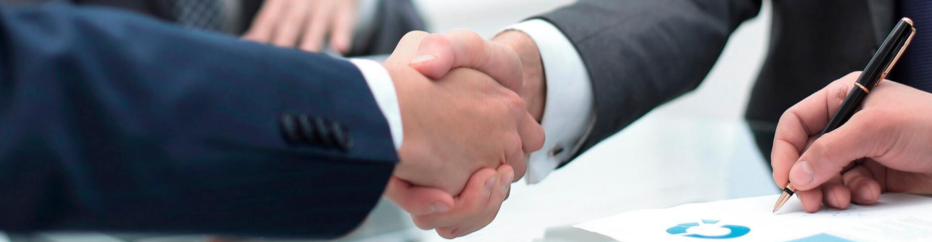 Empréstimo empresas - Dois homem cumprimentam-se numa reunião no escritório 