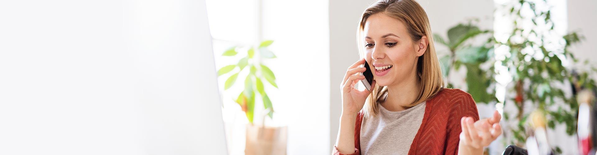 Linhas de investimento - Mulher conversando ao telefone